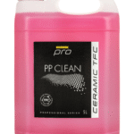 Vaaleanpunainen neste kannussa, tuotenimi "KORREK Pro Ceramic TFC PP Clean 5L". Ammattikäyttöön suunniteltu pesuaine.