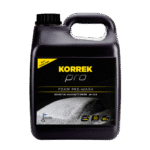Musta muovipullo, jossa on etiketti ja tuotteen nimi "KORREK Pro Foam Pre-wash 3 L". Auton esipesuaine, joka irrottaa tehokkaasti likaa. Biohajoava tuote.