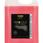 Vaaleanpunainen neste kannussa, joka on KORREK Pro Ceramic TFC Tar & Glue 5L tuote.