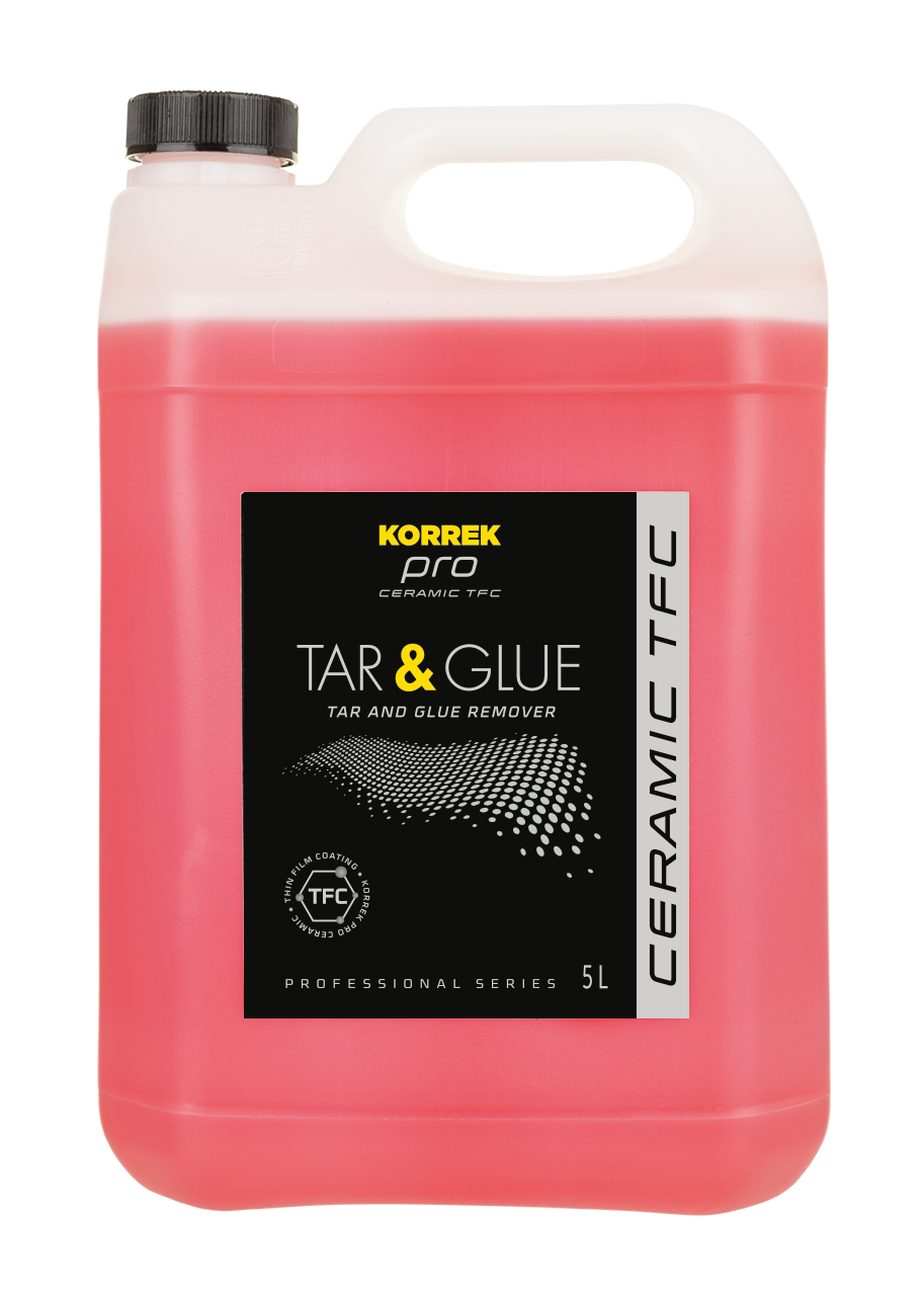 Vaaleanpunainen neste kannussa, joka on KORREK Pro Ceramic TFC Tar & Glue 5L tuote.