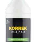 Korrek Eko Tehopesu ympäristöystävällisempi esipesuspray valkoisessa pullossa, etiketissä auto vihreällä nurmella.