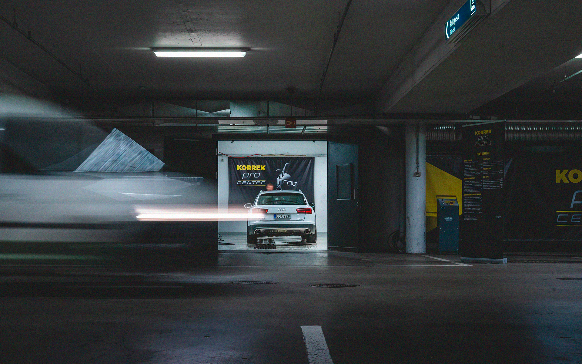 Korrek Pro Center -autopesutoimipiste sisäänkäynti, ammattimainen autopesu ja keraaminen pinnoitus parkkihallissa
